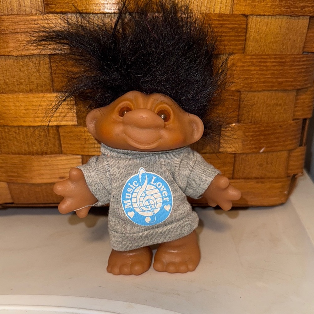 1986 VINTAGE 4.5” troll doll DAM black hair “music lover” shirt Norfin